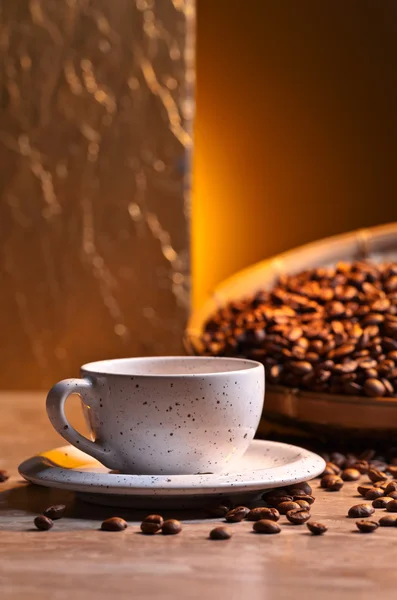 Tasse de café noir et haricots — Photo