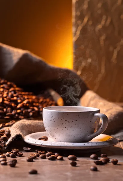 Kopp svart kaffe og bønner – stockfoto