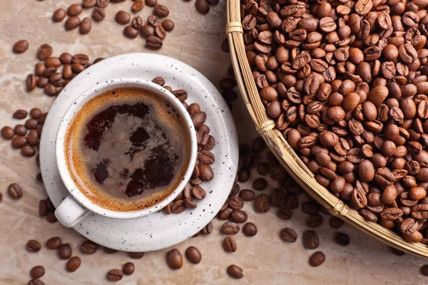 Taza de café negro y frijoles — Foto de Stock