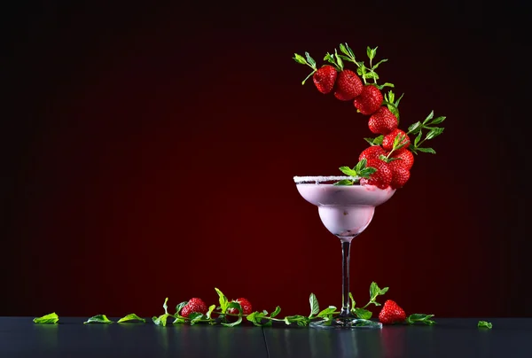 Cóctel de fresa con hojas de menta — Foto de Stock