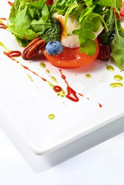 Zielona sałata z sosem pesto — Zdjęcie stockowe