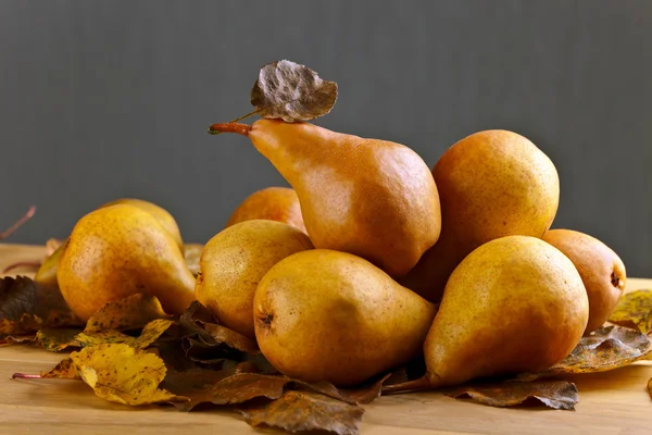 Peren op houten tafel — Stockfoto