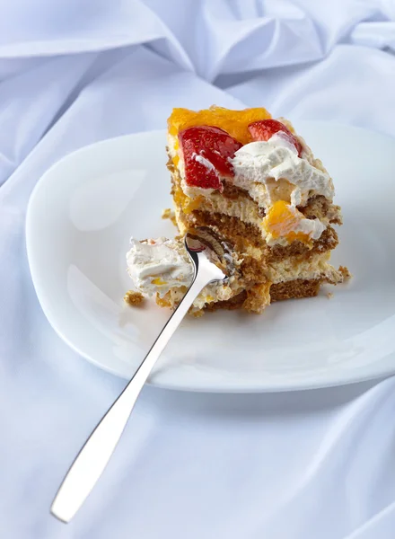 Torta di miele con fragole e arancia — Foto Stock