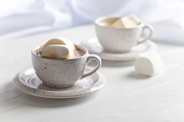 Marshmallows und eine Tasse Latte — Stockfoto