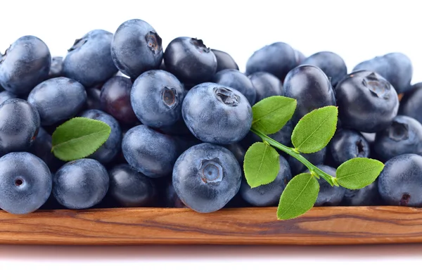 Blaubeeren in Holzschale isoliert auf weiß — Stockfoto