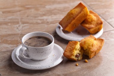 kahve ve kek üzümlü