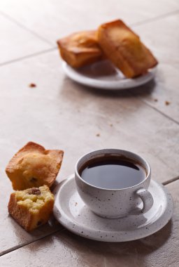 kahve ve kek üzümlü