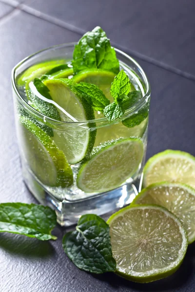 Cocktail mit Limette und Pfefferminzblättern — Stockfoto