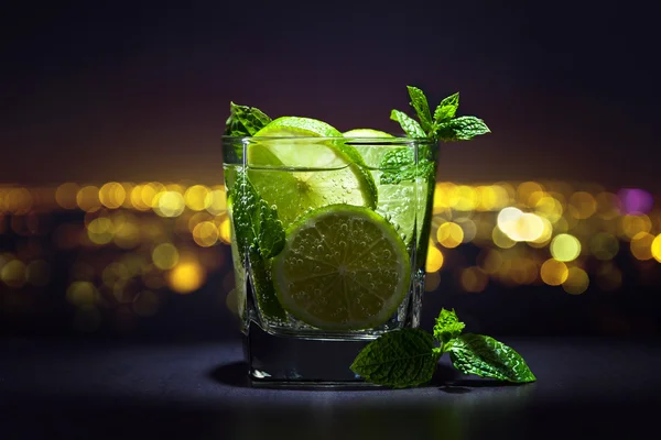 Getränk mit Limette und Pfefferminzblättern — Stockfoto