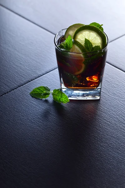 Cocktail Cuba libre con tiglio e foglie di menta piperita — Foto Stock