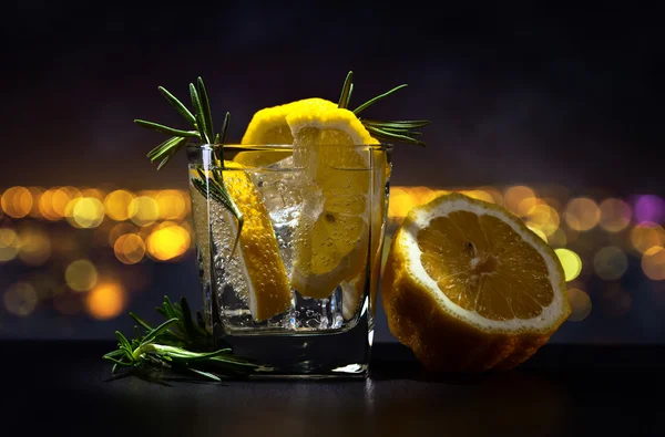 Gin med tonic på en bakgrund av natt staden — Stockfoto