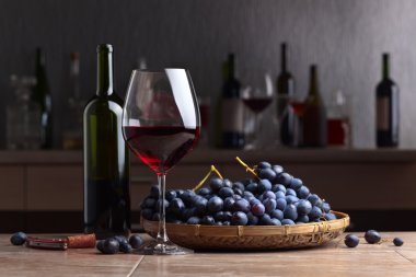 Bir kadeh kırmızı şarap. 