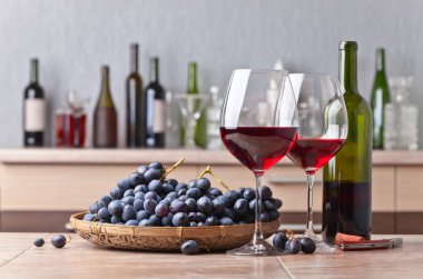 Bir kadeh kırmızı şarap. 