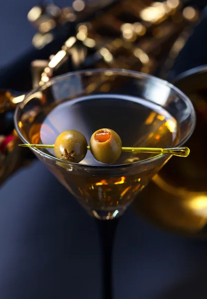 Martini with green olives — Stock Photo, Image