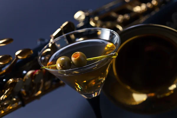 Martini with green olives — Stock Photo, Image