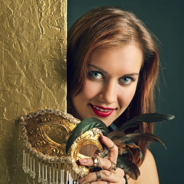 Hermosa mujer con máscara de carnaval —  Fotos de Stock