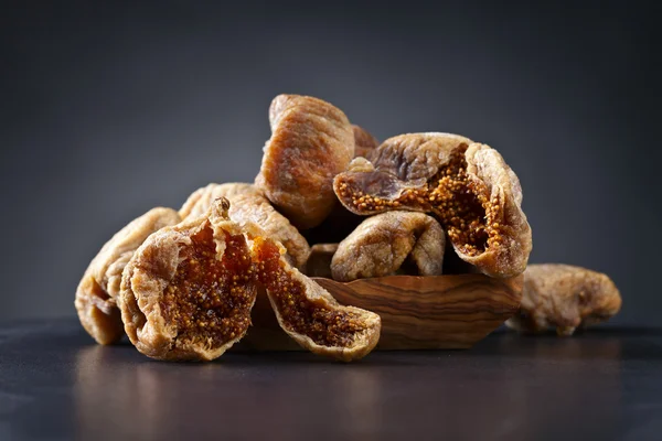 Figos secados em prato de madeira — Fotografia de Stock