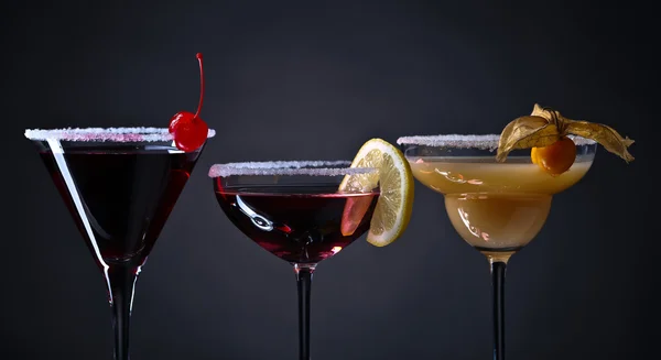 Cocktails with fruits on a dark background — Stock Photo, Image