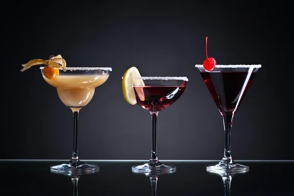 Cocktails with fruits on a dark background — Stock Photo, Image