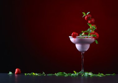 çilek nane yaprakları ile kokteyl