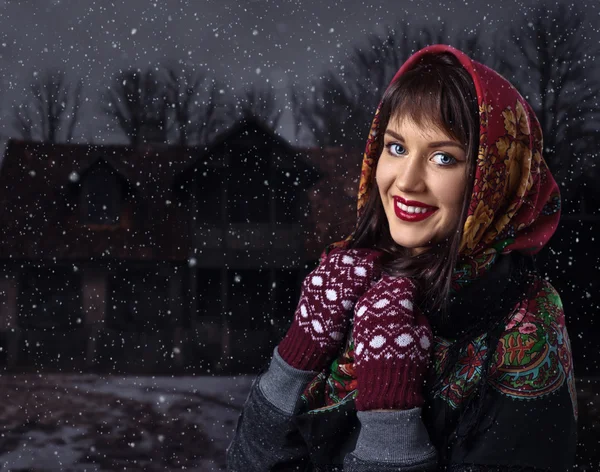 Woman in traditional Russian shawl — Stock Photo, Image