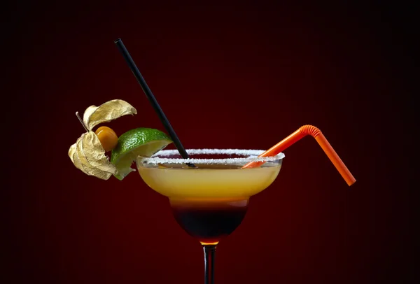 Cocktail com physalis e limão — Fotografia de Stock