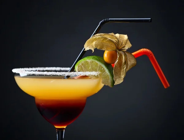 Cocktail con physalis e lime — Foto Stock