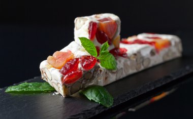 nuga tropikal meyve ve nane ile