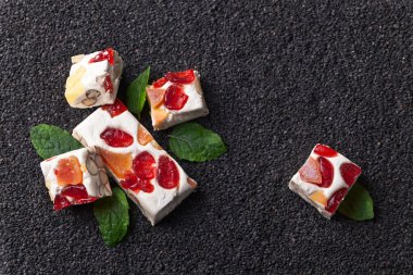 nuga tropikal meyve ve nane yaprakları ile