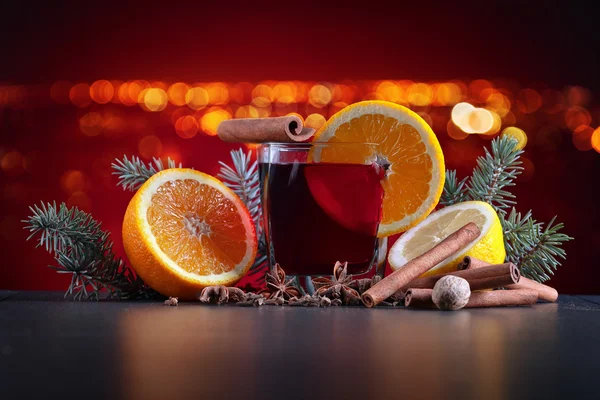 Vino rimuginato su uno sfondo di città di notte — Foto Stock