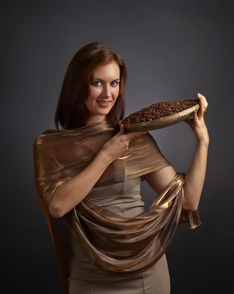 Mujer joven beautifu con granos de café —  Fotos de Stock