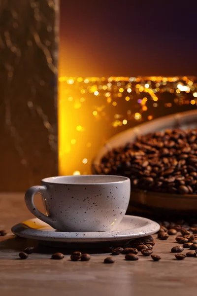Šálek černé kávy a fazole — Stock fotografie