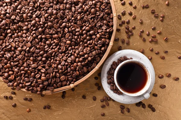 Tasse schwarzen Kaffee und Bohnen — Stockfoto