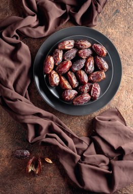 Siyah tabakta kurumuş tatlı hurmalar, üst manzara..
