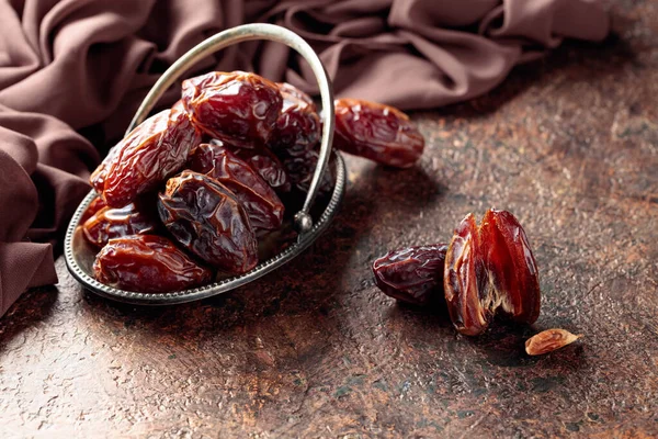 Gedroogde Zoete Dadels Een Metalen Schaal Een Oude Bruine Tafel — Stockfoto