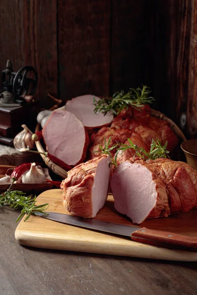 Gerookte Ham Met Kruiden Specerijen Keukengerei Een Oude Houten Tafel — Stockfoto