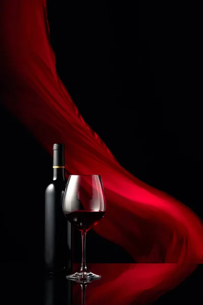 Flasche Und Glas Weißwein Auf Schwarzem Reflektierendem Hintergrund Hintergrund Flattert — Stockfoto