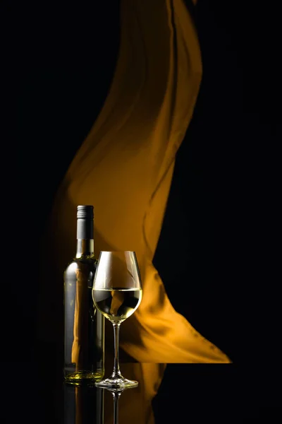Siyah Yansıtıcı Arka Planda Bir Şişe Beyaz Şarap Sarı Kumaş — Stok fotoğraf