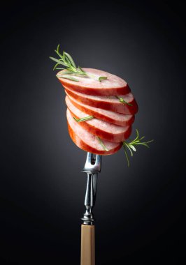 Çatalla dilimlenmiş sosis ve biberiye..