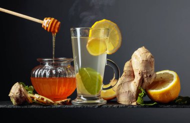 Zencefilli sıcak çay, limon, nane ve bal. Boşluğu kopyala.