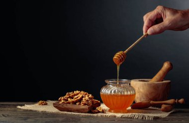 Eski ahşap bir masada bal ve ceviz. Sağlıklı kahvaltı..