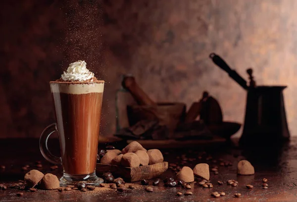Lanýže Sklenice Horké Čokolády Šlehačkou Sladkosti Nápoje Sypané Kakaovým Práškem — Stock fotografie