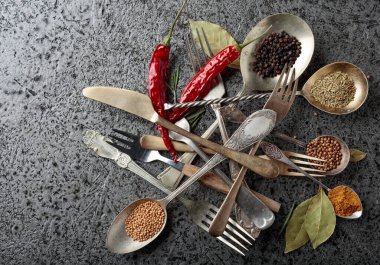 Metal masada çeşitli otlar ve baharatlar var. Üst görünüm.