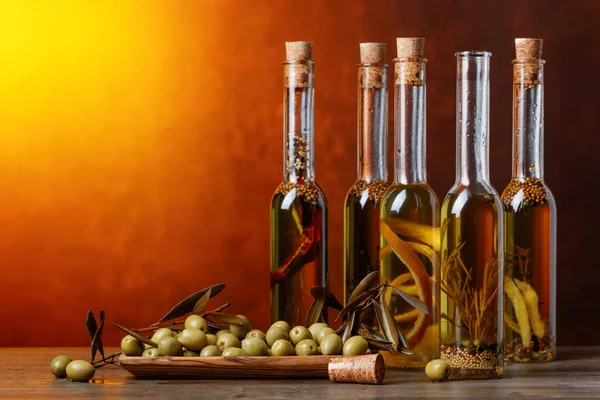 Olive Verdi Bottiglie Olio Oliva Con Spezie Erbe Aromatiche — Foto Stock