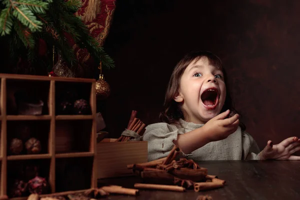 Ein Vierjähriges Mädchen Isst Heimlich Pralinen Vom Weihnachtstisch Genreporträt Retro — Stockfoto