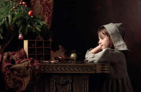 Uma Menina Quatro Anos Perto Mesa Com Doces Chocolates Especiarias — Fotografia de Stock