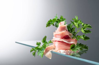 Cam masaya maydanozlu jambon, boşluğu kopyala.