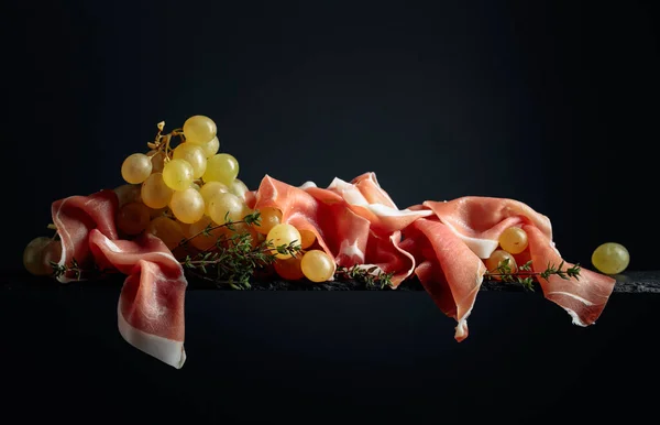 Snack Mediterranei Uva Con Prosciutto Timo Copia Spazio — Foto Stock