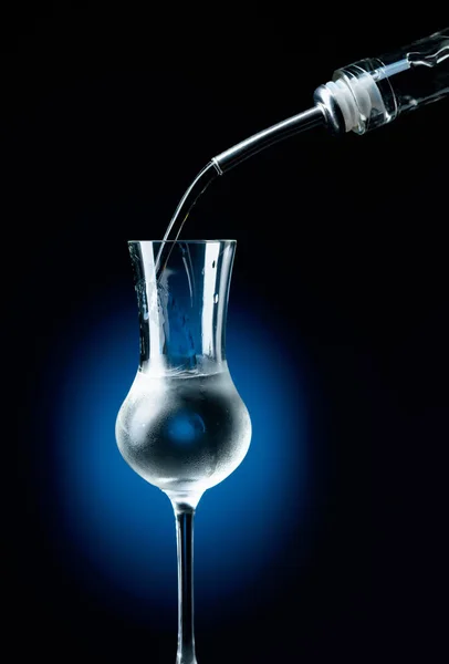 Wodka Wird Aus Flasche Gefrorenes Glas Mit Eis Gegossen — Stockfoto