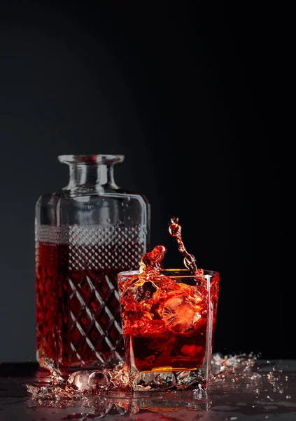 조각들이 위스키 얼음으로 속으로 떨어진다 알코올 중독자들은 바탕에 얼음을 음료를 — 스톡 사진